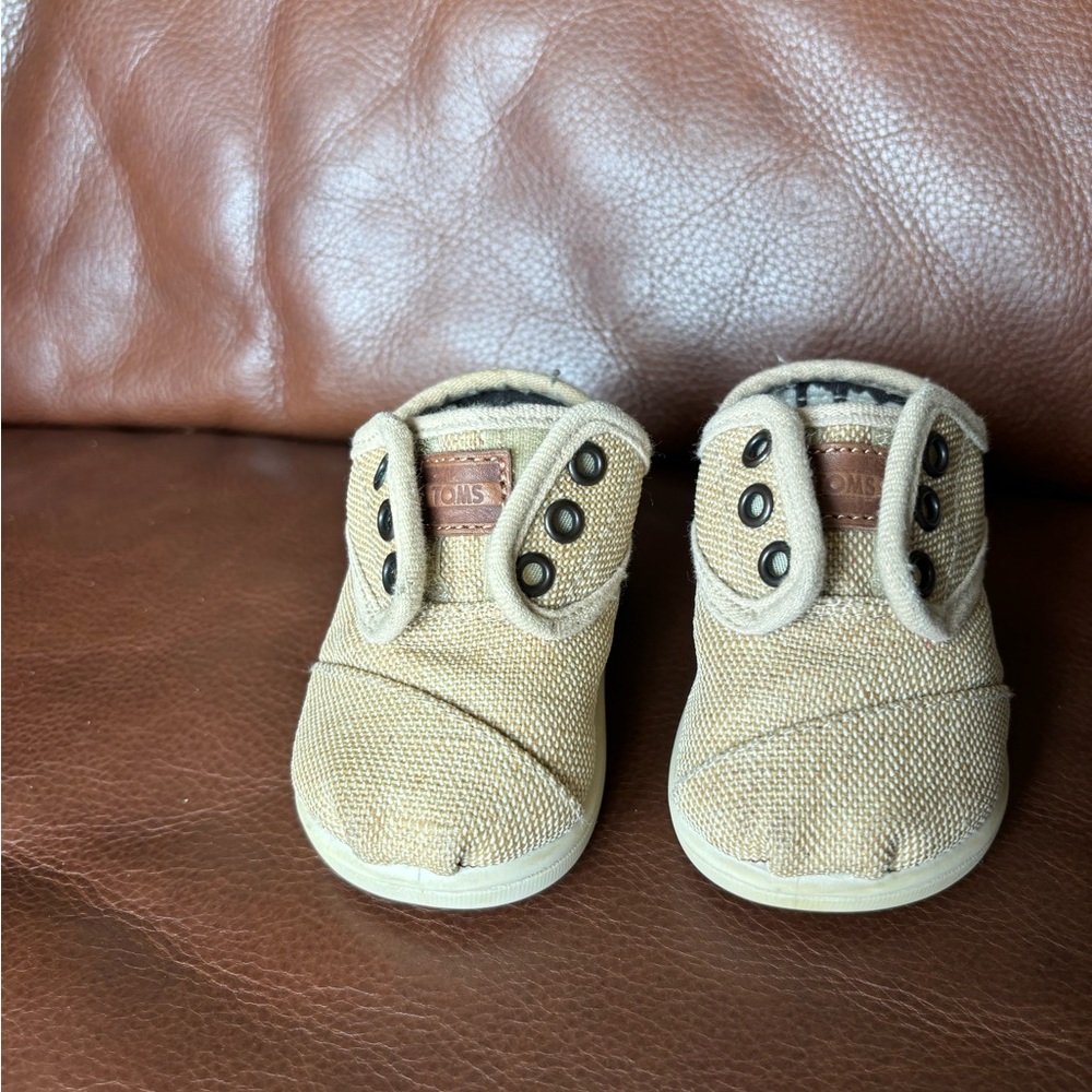 Toms Baby Shoes Size 3 in cream Tan Color Easy On boy girl unisex - Picture 2 of 9